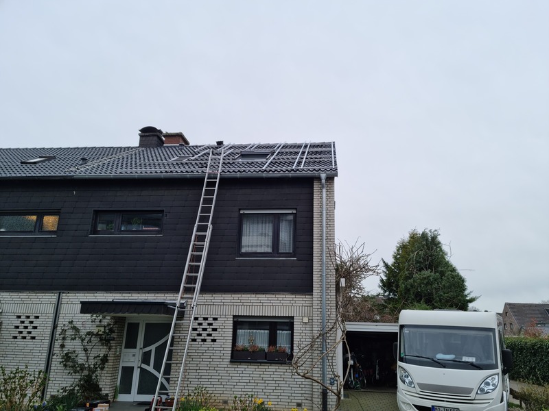Montage der Unterkonstruktion für eine PV-Anlage