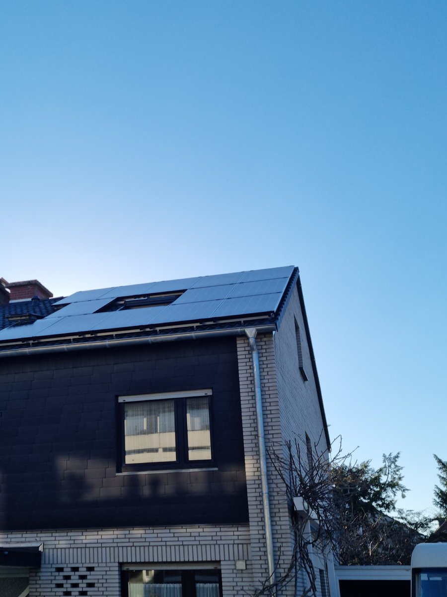 Straßenansicht eines Hauses mit Photovoltaikanlage